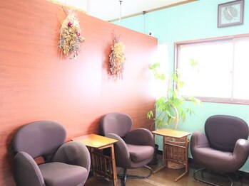 トータルビューティーヘルスケアサロン ニルファ(Nilufa)/明るい待合室♪