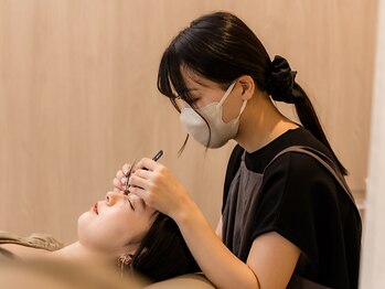 メク(meQu)/04)丁寧に施術