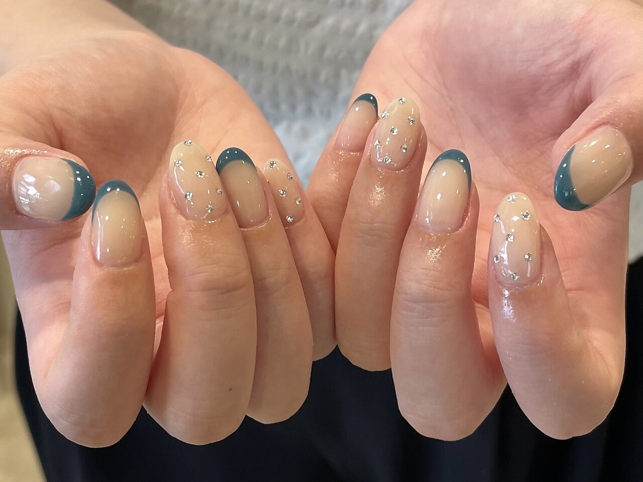 2025年-2026年冬トレンド】ターコイズ フレンチ ハンドのネイル