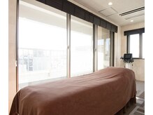 ヴァリエス プライム 中目黒店(VARIES PRIME)の雰囲気（窓が沢山あるサロンで開放感に癒されます！）