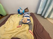 子育てママの整体サロン/施術中のお子様の様子