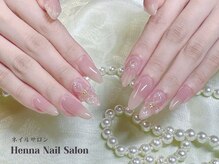 ヘンナコンス(Henna Kongs)の雰囲気(立体の手つくりで施されたハイビスカスの花が特徴)