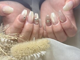 パールカラーにストーンで上品に