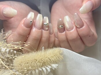 パールカラーにストーンで上品に