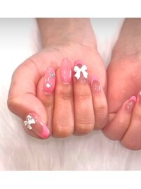 ガーリーなフレンチネイル