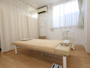 えみ/明るく広々とした施術スペース