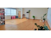 ヴェーダヨガスタジオ(VEDA YOGA STUDIO)の雰囲気（日当たりの良いお部屋！夜は照明を落とし落ち着いた空間に。）