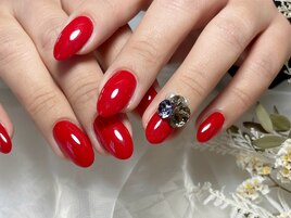 赤のワンカラーに大きいビジュー