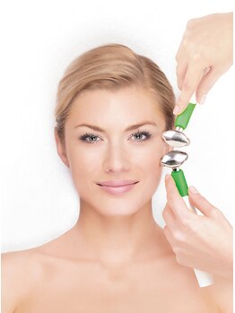 イシスビューティー/繊細な目元をなめらかに。