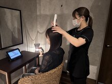 ヘッドスパサロン リアンジュの雰囲気（施術前後にマイクロスコープを使って頭皮の状態を確認します。）