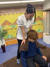 らくーだ/座位　肩の手技