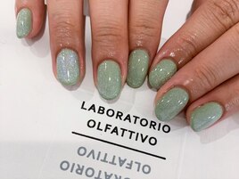green magnet aurora nails