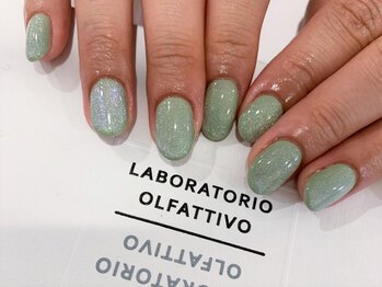 green magnet aurora nails