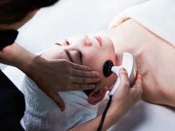 リボーン(re born)の写真/【高周波筋膜リリース×ヘッドリフト】痛みの少ない施術でお顔のゆがみを改善しリフトアップ♪眼精疲労にも