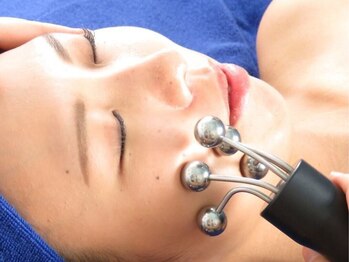 セレブヒルズ 札幌本店(Celeb Hill's)の写真/肌本来の力を引き出す2大最強マシンで内側からハリツヤ肌に◎最先端顔筋EMSマシン使用!引締めリフトアップ!