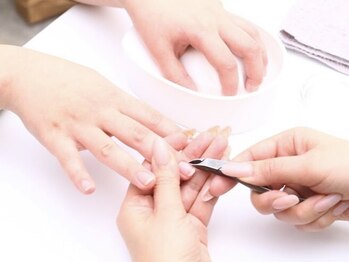 moto nail の写真/ウォーターケアやツヤ磨きで、ネイルができない方も美しい指先へ★丁寧なケアで自爪を整え、ジェル卒業にも