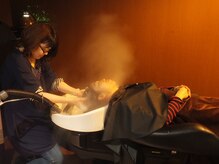 首と頭を支えてくれるシャンプー台は足も伸ばせます。