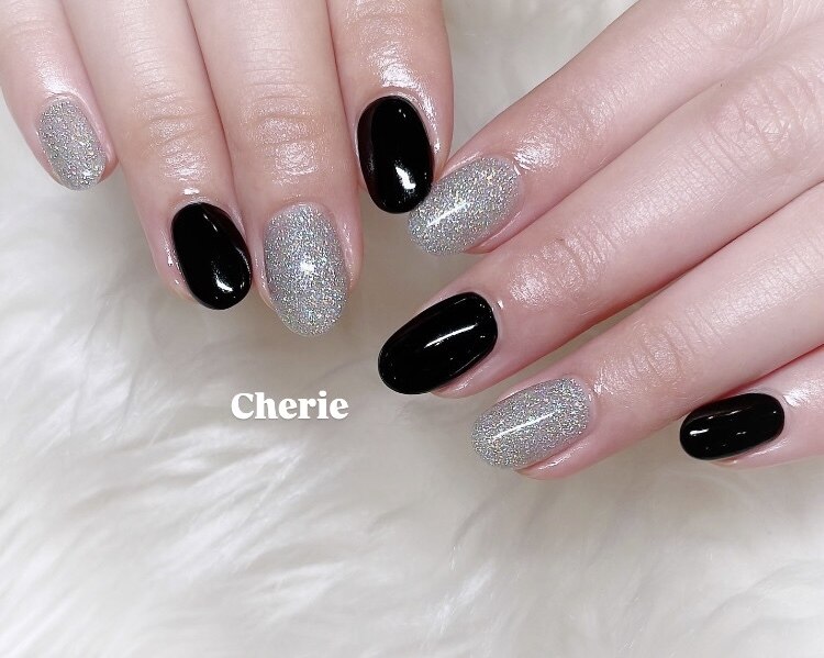 2025年-2026年冬トレンド】ブラック ワンカラー ハンドのネイル