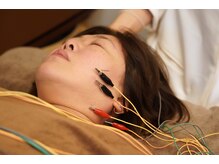 吉宗指圧治療院/お顔　電気を流す鍼