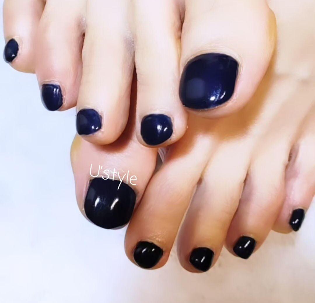 2025年-2026年冬トレンド】ネイビー シンプル フットのネイルデザイン