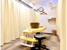 大川カイロプラクティックセンター ひらつかスターモール整体院の雰囲気（明るい清潔感のある施術ブースはそれぞれカーテンで仕切られます）