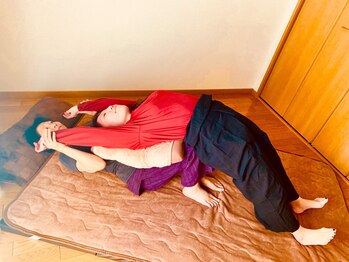 タイ古式マッサージ ディー 立川店/一人では伸ばせない箇所も