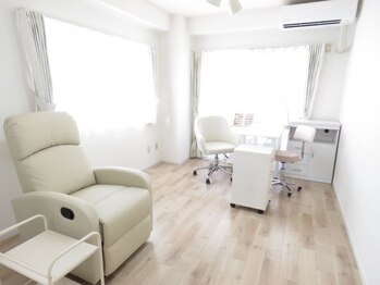 パール(Pearl)/白を基調とした爽やかな店内