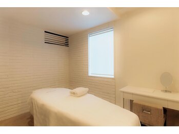 江原道 銀座サロン(Koh Gen Do)/白を基調に整えられた空間。