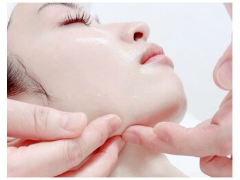 洗顔サロン 池袋(SENGAN)の写真/深部から温める「ハイパーナイフ」と、ツボ（美点）を的確に刺激し、血流やリンパを巡らせるマッサージ。