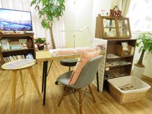 コチャメ ネイル アトリエ(Cochame nail atelier)の雰囲気（リラックスできる明るい店内♪テレビや映画もお楽しみ頂けます。）