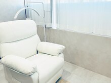 落ち着ける半個室の綺麗な空間でお客様をお出迎え