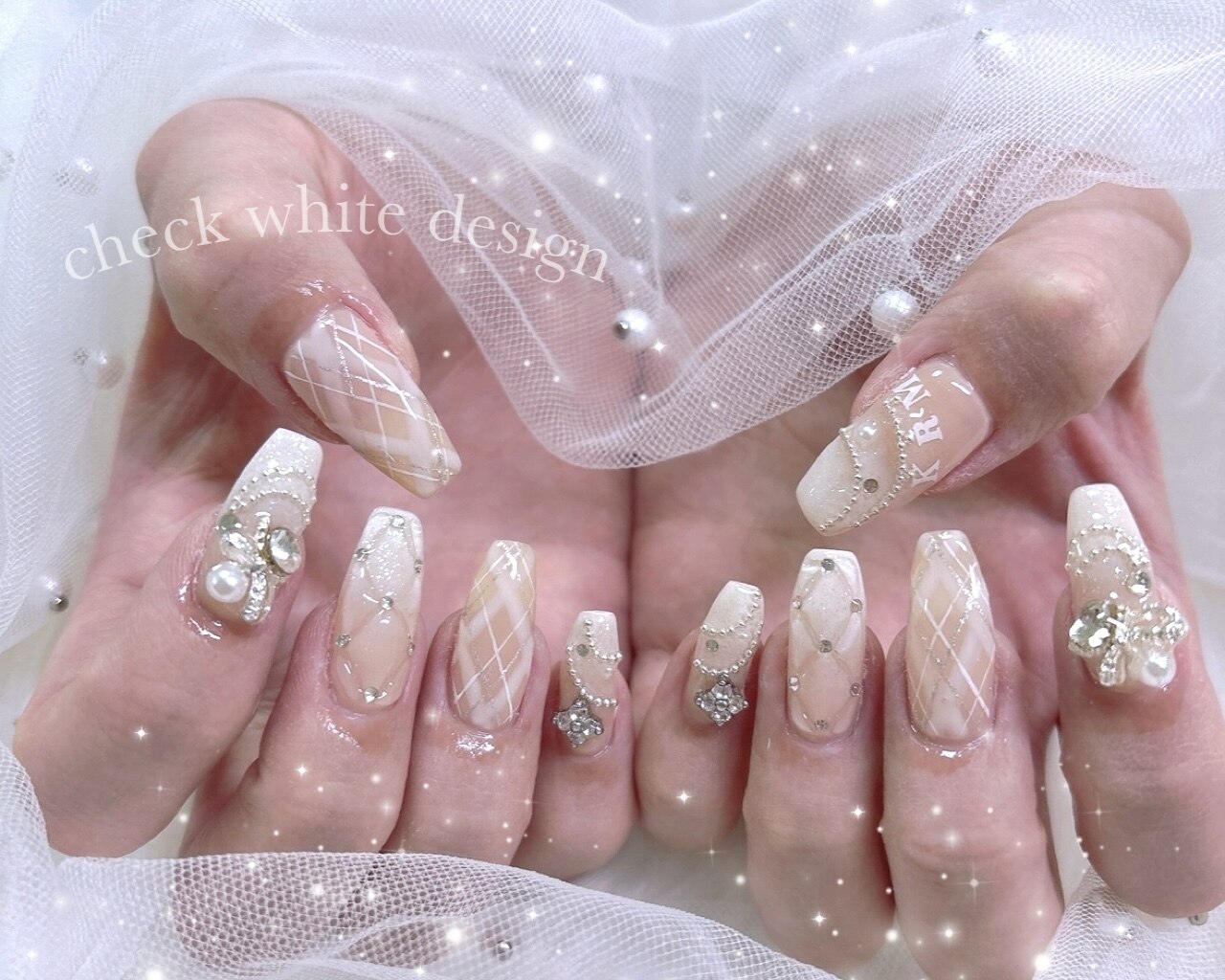 2025年-2026年冬トレンド】イニシャルのネイルデザイン集｜人気順