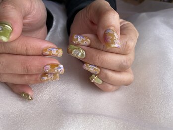 アトリエ クク(atelier cucu)/イエローとゴールドで春ネイル