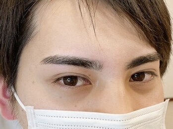 ホワイトラッシュ 四条烏丸店(WHITE LASH)の写真/【男性のお客様も大歓迎☆】お顔の印象は8割眉で決まる!!眉毛を整えることで爽やかな印象に♪初回¥4980!!