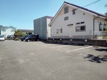 まな鍼灸整骨院の雰囲気（広々スペース、ラクラク駐車できます☆）