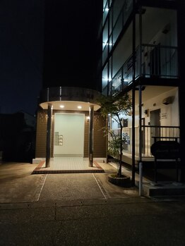 ゆるり(yururi)/当店の入っている建物　夜の入口