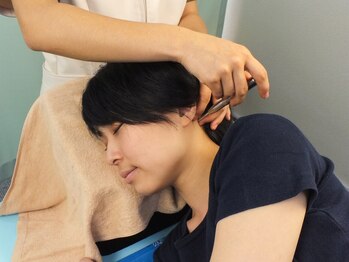 シンメトリー 上野店の写真/【デスクワークやスマホ操作で辛い首肩こりに徹底アプローチ】丁寧な施術で念入りにほぐしていきます！