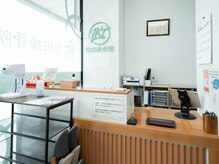 生田接骨院【肩こり/腰痛/姿勢矯正/骨盤矯正/整体】の雰囲気(中は白と木目調のデザインで落ち着いた雰囲気です)