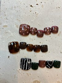 秋カラーのフットネイル
