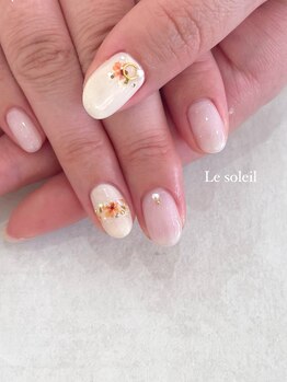 ル ソレイユ(Le soleil)/人気の押し花ネイル　by mikiko