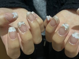 ガーリーホワイトフレンチネイル