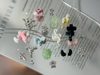 アイ ネイルズ 天神店(I nails)の写真/種類豊富なパーツをご用意しているのでお好みのデザインにも対応可能◎あなただけの特別な指先に導きます♪