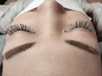 まつげ専門サロン クローバーの写真/【フラットラッシュ】軽さ・モチ重視ならフラットラッシュがオススメ！マツエクが初めての方にも◎