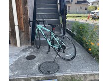 自転車は階段前へ。左の木枠にはみ出さないようお願いします。