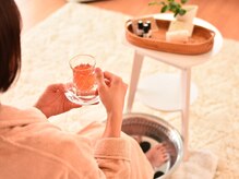 アロマ トット(aroma tot)の雰囲気（まずは足湯に浸かりながらウェルカムドリンクで温まります。）