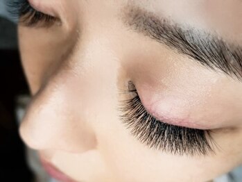まつげ専門サロン クローバーの写真/【敏感肌さんも◎】コスパ抜群、汗・水・皮脂・湿気に強い！次世代マツエクの《LEDボリュームラッシュ》
