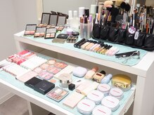 アムネダット サロン 新宿三丁目(amunedat salon)の雰囲気（ずらっとコスメが並んだ幸せ空間でプロのヘアメイク体験を）
