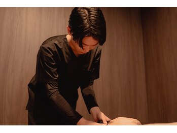 エンネ 大阪本店(enne)の写真/からだのゆがみは、鏡ではなく動きに出ます。骨盤のゆがみ・猫背・脚の長さの差。触る前に、はかります