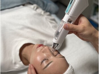 カリスサロン(CHARiS salon)の写真/≪肌の衰え/肌トラブルにお悩みの方にオススメ≫幹細胞美容液★ダイヤモンドピーリングと同時施術で効果UP!