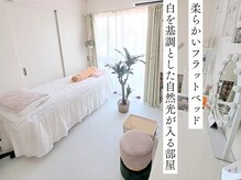 腰に負担がかからない、まっすぐ横になっての施術となります。